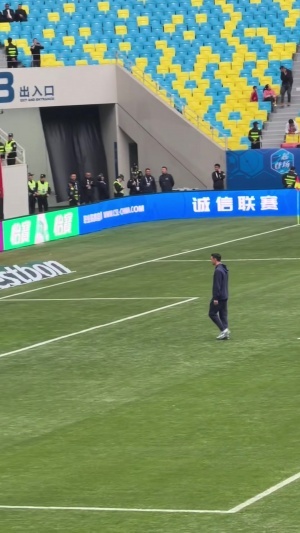 再见已是对手!周定洋前往蓉城北看台致意,得到一半嘘声一半掌声 - 资讯配图