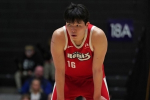 解说：杨瀚森在防守端可以有一些大动作的犯规 这样能提升威慑力 - 资讯配图