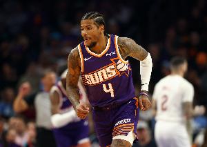 火力全开!杰伦·格林半场13投5中&罚球7中6 砍下18分3板2助 - 资讯配图