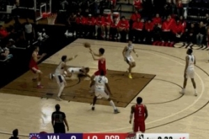 游刃有余！杨瀚森挡拆后下顺 妙传队友篮下上空篮！ - 资讯配图