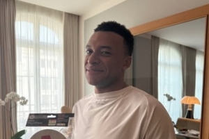 终于可以自己开车了27岁姆巴佩拿到驾照，朋友晒照为其庆祝 - 资讯配图