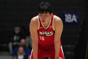 状态神勇!杨瀚森G联盟半场6中6轰13分4板4助1断1帽 得分全场最高 - 资讯配图