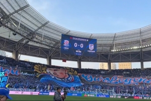 首轮战英博赛前，申花主场打出大型TIFO致敬于汉超 - 资讯配图