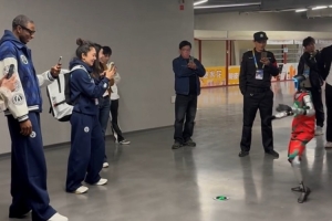 玩嗨了！迪亚洛看机器人舞蹈表演 满脸笑容举着手机不停拍 - 资讯配图