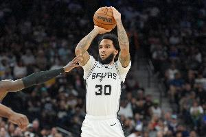 就攻了一节！尚帕尼10中6&三分8中5得20分 第三节轰17分助队追分 - 资讯配图