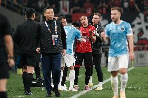 记者谈姜至鹏严重犯规:不管有无争议,红牌让比分1比0变1比5 - 资讯配图