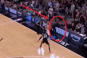 太无语了！巴图姆界外球低级失误 泰伦·卢怒发冲冠狠砸技术台 - 资讯配图