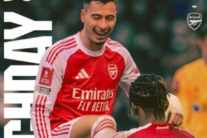 足总杯1/8决赛!枪手晒出此役海报:马杜埃凯为马丁内利擦鞋庆祝 - 资讯配图