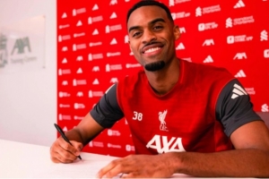 赫拉芬贝赫：很容易做出续约决定，未来希望给球迷带来更多奖杯 - 资讯配图