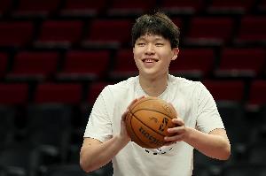 媒体人：瀚森打发展联盟是一点问题都没有 现在重要的是把NBA打好 - 资讯配图