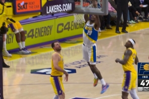 雷迪克看不下去了！昆顿·杰克逊空切双手滑翔暴扣打停湖人！ - 资讯配图