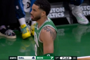 双探花连线！塔图姆送助攻 杰伦·布朗三分一箭穿心 - 资讯配图