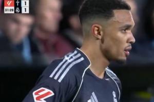 护送对手破门!阿诺德遭解说群嘲:防守啥也不会;像在电梯口礼让 - 资讯配图