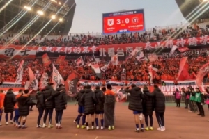 嗨起来了！泰山队首轮完胜辽宁铁人，赛后与主场球迷互动庆祝 - 资讯配图