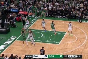 上来先试一个！塔图姆开场第一球 迎着华盛顿急停后仰中投不中 - 资讯配图