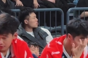 比赛太无聊？周琦带娃看星锐赛 小儿子涂涂看了不到一节睡着了 - 资讯配图