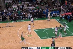 感觉都回来了！塔图姆底角迎着防守命中三分球 个人连拿7分 - 资讯配图