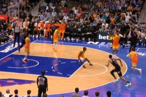 拦不住了！希罗兜出来借掩护加长三分空心再进！个人三分9中8了！ - 资讯配图