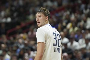 轻伤不下火线！弗拉格开场崴脚后坚持作战 半场11中4拿10分4板3助 - 资讯配图