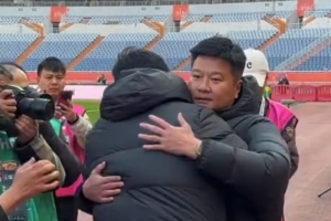 老友相见！韩鹏和李金羽在中超首轮赛前友好互动 - 资讯配图