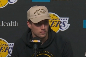 肯纳德谈融入球队：我们球转移得很好 有机会我就投&没机会就分球 - 资讯配图