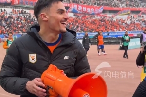 头回谢场得说两句！击败铁人赛后，王大雷引导阿尔瓦罗与球迷互动 - 资讯配图