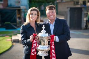 曼斯菲尔德老板:我追随我爸支持阿森纳;若能爆冷我会非常快乐 - 资讯配图