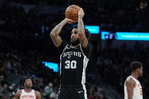 疯狂追分!尚帕尼第三节8中6&5记三分轰下20分3篮板 - 资讯配图