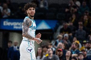 浪！拉梅洛·鲍尔22投仅7中拿到21分 三分15中5 - 资讯配图