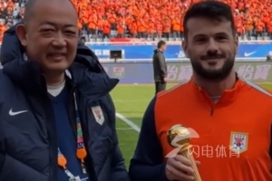 中超首轮赛前，泰山俱乐部董事长吴志东为瓦科颁发最佳球员奖项 - 资讯配图