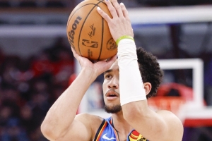 戴格诺特：麦凯恩的中距离体现了其能力 他能冲击篮下对抗后出手 - 资讯配图