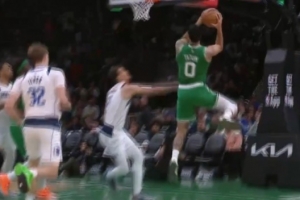 连打德怀特·鲍威尔俩！塔图姆突破上篮得分&急停跳投再中 - 资讯配图