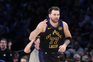 无敌！东契奇三节25中14砍44分9板5助3断1帽 三分14中7&首节22分 - 资讯配图