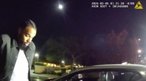 不一定是酒驾啊！现场视频警察问狄龙车上有没有大麻 因DUI被捕！ - 资讯配图