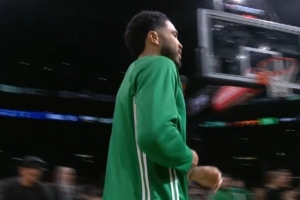 耐杀王回归！绿军主场播放塔图姆时隔298天重返赛场迎接视频 - 资讯配图