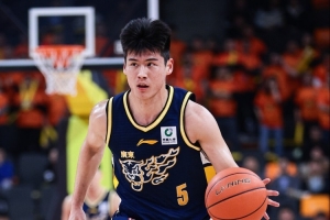 广东官博：两位新生的首次全明星之旅 祝贺陈家政喜提星锐赛MVP - 资讯配图