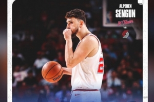 砍28分6板但最后遭雪藏!申京INS转发自己的数据海报 - 资讯配图