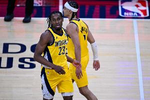 无心恋战！步行者本场三分线外35投8中 上半场16中2 - 资讯配图