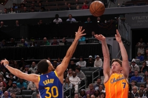 4233记三分!克尼佩尔:库里生涯早期有脚踝伤势 不然进得更多 - 资讯配图