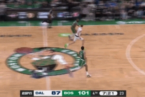 连线没成！杰伦·布朗助攻塔图姆空接不中 随后自己补篮得手 - 资讯配图