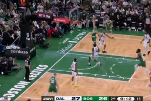 还是不太敢发力！塔图姆中路突击 起身单臂暴扣未果 - 资讯配图