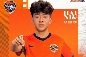 媒体人:赛后不少媒体人想采访上演中超首秀的邝兆镭,但没能实现 - 资讯配图