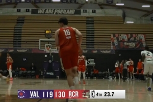 砍瓜切菜！杨瀚森反击快下接球 面对空篮起飞双手扣进 - 资讯配图