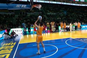 笑疯了刘冠杉扣篮前想把篮网用球砸下来 结果三投不中 - 资讯配图