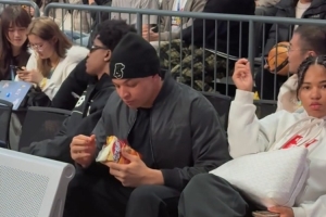 吃播博主已上线！洛夫顿全明星赛场边开炫薯片 - 资讯配图