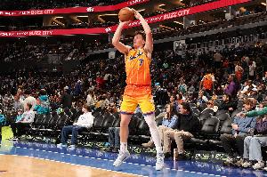 次节一次出手都没有！克尼佩尔半场4中3&三分3中2拿到8分2板 - 资讯配图