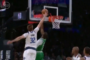 双核连线！塔图姆篮板&杰伦·布朗转换欧洲步上篮得分 - 资讯配图