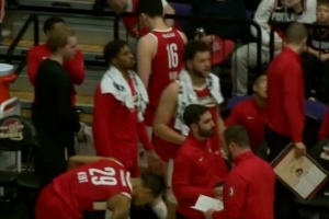 教练示意该往里去！杨瀚森压哨三分球投出三不沾 - 资讯配图