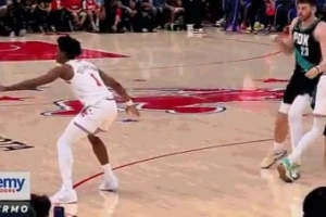 好在没事！杜兰特被克林根撞了胳膊 揉了揉继续打 - 资讯配图