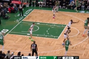 还没开！塔图姆弧顶借掩护三分出手 球偏出较多 - 资讯配图